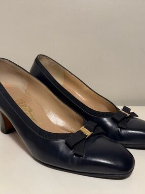 Salvatore Ferragamo Navy Blue Block Heel Bow Logo Women’s Size 5.5 Gold Pump